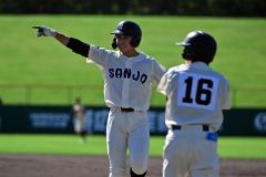 【Aブロック代表決定戦・帯三条―帯農】初回、1死二塁から適時中前打を放ち、一塁上で先制点を喜ぶ帯三条の山田源大主将