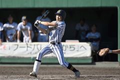 【Ｂブロック代表決定戦・白樺学園―帯南商】８回１死三塁、適時二塁打を放つ白樺学園の代打・河嶋琥太朗