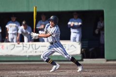 【Ｂブロック代表決定戦・白樺学園―帯南商】４回、２死一、三塁から先制となる左前打を放つ白樺学園の櫻井遙琉