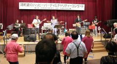 バンド演奏に合わせて踊る参加者