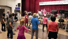 カラオケに合わせて踊る参加者