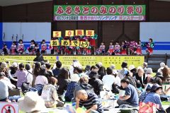 多彩なステージイベントが会場を盛り上げたみのり祭り（２８日午前１０時半ごろ、須貝拓也撮影）