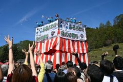 餅まきに歓声「うらほろみのり祭り」にぎわう