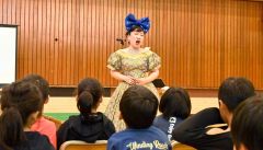 緑陽台小の児童らに美声を披露する谷地さん