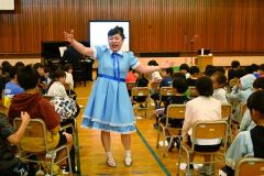 ソプラノ歌手の谷地さん、出身小学校で美声披露　音更
