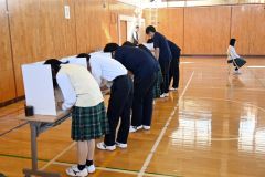 体育館には実際の選挙さながらの記載所が設置され、生徒は投票を行った