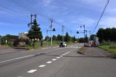 クマが目撃されたとされる現場。帯広署員やハンターが警戒活動を行っている（２８日午後１時ごろ）