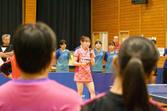 赤江選手のアドバイスに耳を傾ける子どもたち