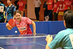 高校生と打ち合う篠原選手