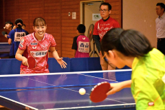 中学生と打ち合う赤江選手