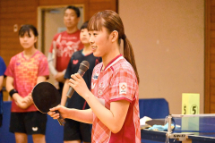 体の使い方などについて助言する赤江選手