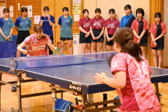 高速ラリーを披露する赤江選手（写真奥）と篠原選手（同手前）