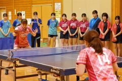 力強い高速ラリーに歓声　日本生命Ｔリーグ選手が卓球教室