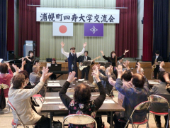 昭和の名曲を楽しむ寿大学生たち