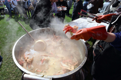 会場には浦幌の農畜産物や水産物がずらり。カニのてっぽう汁は汗ばむ陽気の中でも行列ができる人気ぶり