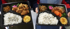 生徒が考案した唐揚げ弁当（左）とハンバーグ弁当