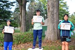 女子砲丸投げ表彰式。３位に食い込み笑顔を見せる佐藤希夢（右、幕別清陵）