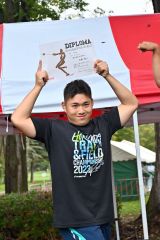 男子砲丸投げで準優勝を果たし、表彰式でポーズを取る佐藤鷲斗（幕別清陵）