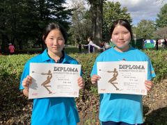 女子ハンマー投げで準優勝の的場紘香（左、幕別清陵）と３位の方川心結（右、同）