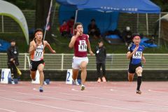 【男子１００メートル・Ａ決勝】中盤で激しく競り合う宗田璃空（左、白樺学園）と山田渉（右、帯緑陽）＝金野和彦撮影