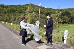 役場職員１１人で町内を清掃した