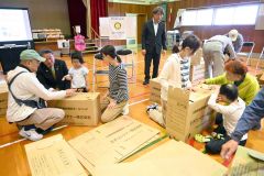 協力して段ボールベッドを組み立てる参加者ら