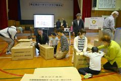 帯広盲学校で一緒に「防災学校」　防災グッズ５０万円分寄贈も　帯広南ロータリークラブ
