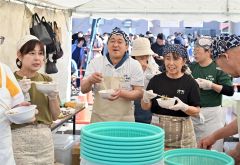 オープン前に味見を兼ね腹ごしらえ