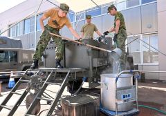 縁の下の力持ち。自衛隊も出動し１００人前のお湯も１５分ほどで沸かし、各店に配布された

