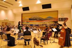 指揮者体験は地元の中高生3人が挑戦した