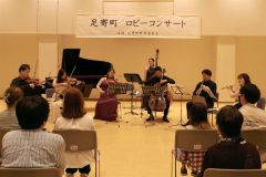 指揮者のいない8人編成のオーケストラが町民を魅了した