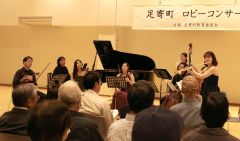 指揮者のいない8人編成のオーケストラが町民を魅了した