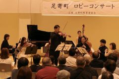 指揮者のいない8人編成のオーケストラが町民を魅了した