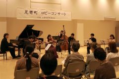 指揮者のいない8人編成のオーケストラが町民を魅了した