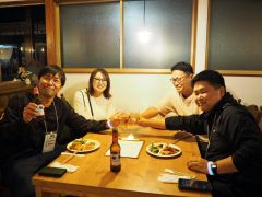 「はしご酒」を楽しむ参加者