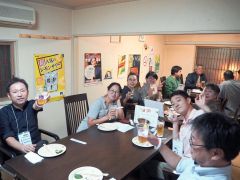 「はしご酒」を楽しむ参加者