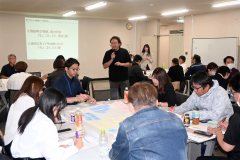 池田町の強みについて意見を出し合う参加者（中央は中村代表理事）