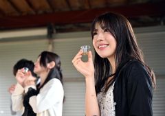 目指す味と香りに近づけたウイスキーの香りを確かめる見学者


の構想を話す静谷さん（左）と見学者（塩原真撮影）