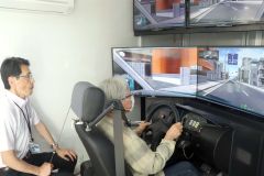 交通安全教育車「ほくと号」内の運転シミュレーターを体験する参加者