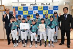 優勝を報告した選手たち。左は山岸教育長、右は杉本コーチ