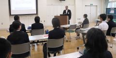 十勝ワインの歴史を語る安井町長