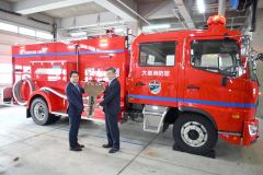 大樹消防団が導入した新型水槽付き消防ポンプ車の引き渡し式
