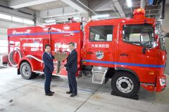 大樹消防団が導入した新型水槽付き消防ポンプ車の引き渡し式