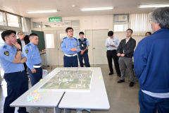 机上訓練で市街地のクマ出没時の対応について確認する参加者