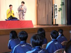 落語体験をする中学生
