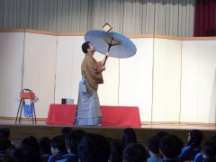 落語や曲芸楽しむ　浦幌で子ども子ども文化鑑賞会 3