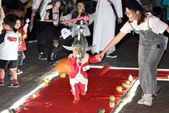 ウルトマンタロウにふんしランウェイを歩く子ども（須貝拓也撮影）