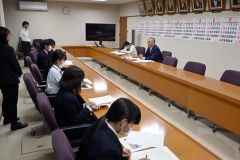 意見交換する生徒と高木町長ら