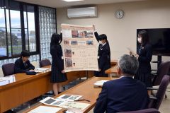 高木町長に研究成果などを報告する士幌高農業クラブの生徒