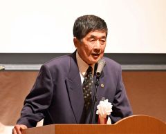 あいさつする田中大会長